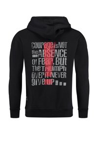 Fekete kapucnis pulóver, textúrált, fehér és piros tipográfiával. A dizájn motiváló idézeteket és egy hangsúlyos piros kiegészítőt tartalmaz.