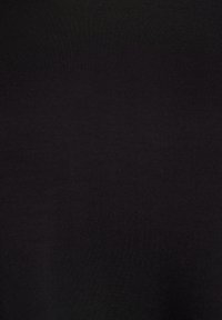 Juodas megztas audinys su subtiliu pynimo raštu, tolygiai nudažytas, be matomų dizainų ar žymėjimų.