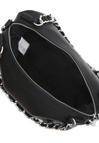 Borsa a tracolla in pelle nera con dettagli in catena argentata e apertura con zip. L'interno è liscio con una fodera in tessuto, che evidenzia un design spazioso.
