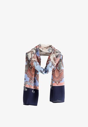 Jedwabny szal z wzorami paisley i kwiatowymi w kremowym, niebieskim, różowym i granatowym kolorze, luźno związany na białym tle.