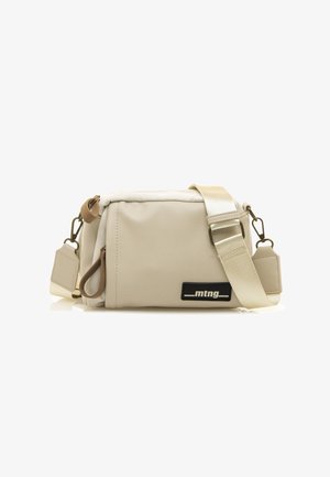 Sac bandoulière beige à texture lisse, muni d'un patch logo noir, d'une sangle ajustable et de deux fermetures éclair.