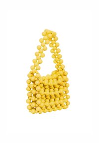 Borsa a mano gialla realizzata con elementi sferici. Presenta un design strutturato con un manico creato da perline interconnesse.
