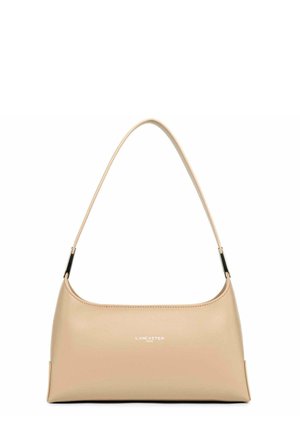 Borsa a tracolla in pelle beige con una texture liscia, forma semi-curva, manico corto e un logo sottile in un design minimalista.