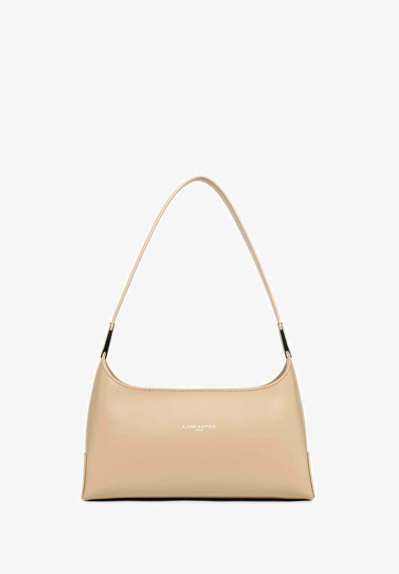 Borsa a tracolla in pelle beige con una texture liscia, forma semi-curva, manico corto e un logo sottile in un design minimalista.