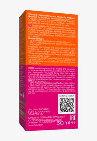 Weleda Booster Drops emballage i en orange boks indeholder tekst på flere sprog, QR-kode og oplysninger om ingredienser og fordele.