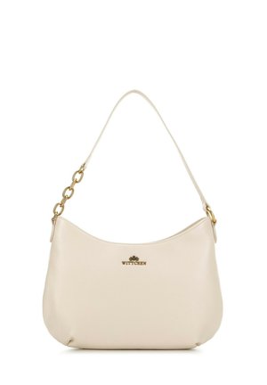 Beige leren handtas met een gebogen silhouette, een gouden kettingaccent op de band en een logo dat op de voorkant is gegraveerd.