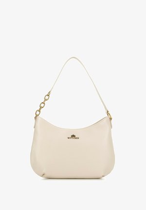 Sac à main en cuir beige avec une silhouette incurvée, un accent en chaîne dorée sur la sangle et un logo embossé à l'avant.