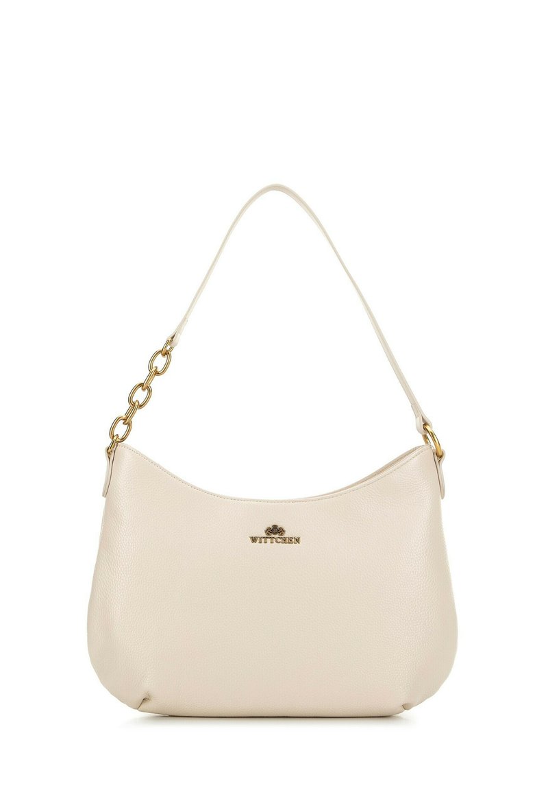 Borsa in pelle beige con silhouette curva, dettagli in catena dorata sul manico e logo impresso sul fronte.