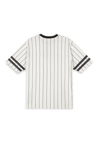 Camisa blanca de manga corta con rayas verticales negras, que presenta un cuello de canalé negro y dos rayas negras en cada manga.