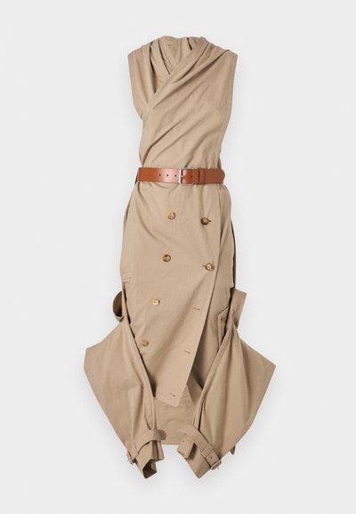 Beiges Wickelkleid mit gerafftem Ausschnitt, Gürtel mit silberner Schnalle, Doppelreihe Knopfdetails und lockeren Ärmeln.