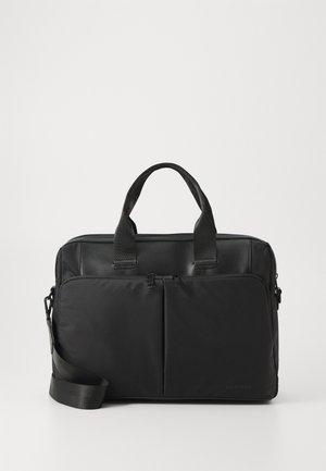 Bolsa de ordenador portátil negra hecha de nailon, con dos asas superiores, una correa de hombro detachable y dos bolsillos frontales con cremallera. Textura suave.