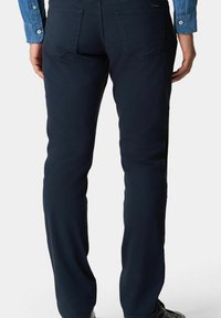 Pantaloni in cotone chambray blu navy con vestibilità dritta, dotati di tasche posteriori e una superficie liscia. Design leggero e resistente.