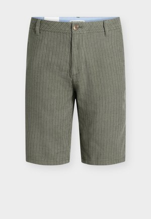 Groen gestreepte linnen shorts tot aan de knie met knoopsluiting en riemlussen, vooraanzicht tegen een witte achtergrond.