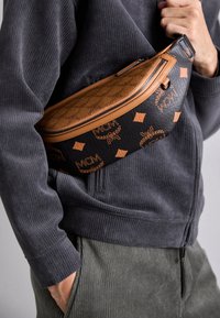 MCM FURSTEN MAXI BELT BAG UNISEX Sac banane black/noir