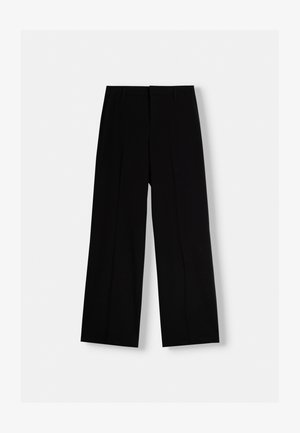 Pantalons noir à coupe large en tissu lisse, avec un devant plissé et une taille classique. Présente des lignes épurées et une silhouette ajustée.