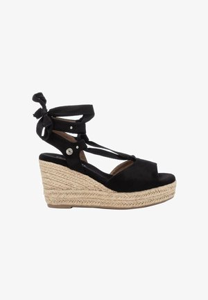 Sandalo zeppa in camoscio nero con lacci da avvolgere alla caviglia e suola platform in juta intrecciata.
