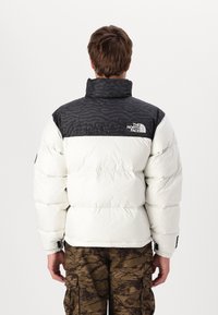 The North Face RETRO NUPTSE JACKET - Chaqueta de plumas - white dune/black