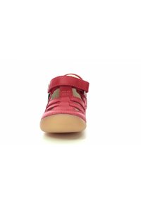 Czerwone skórzane sandały z otwartym designem, regulowanym paskiem i teksturowaną podeszwą. Oferują wycięcia i okrągły nosek.