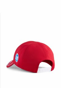 Czerwona czapka baseballowa z gładkiego materiału, z niebieskim logo HP z boku i białym regulowanym paskiem z tyłu.