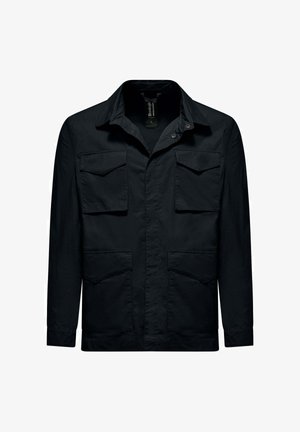 Zwarte lange mouw jas met vier klepzakken aan de voorkant en een kraag met knopen, getoond op een effen witte achtergrond.