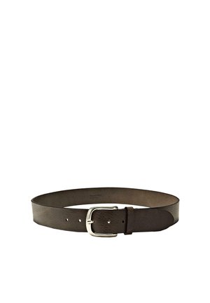 Donkerbruine leren riem met zilverkleurige metalen gesp en vijf verstelgaten, plat weergegeven tegen een witte achtergrond.