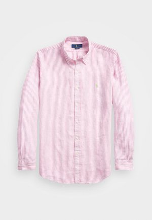 Chemise à manches longues rayée rose et blanche avec boutons, col à boutons et logo vert brodé sur la poitrine.