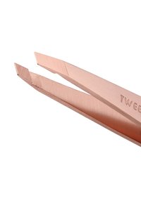 Roségoldene Pinzette mit schrägem Spitze und eingraviertem Text, Nahaufnahme auf weißem Hintergrund.