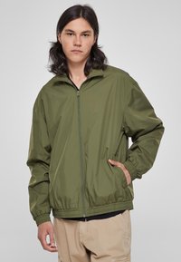 Urban Classics Bomber-jakk - olive