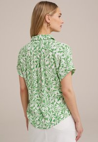 WE Fashion Button-down blouse - green