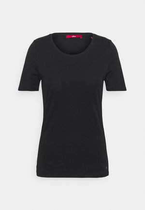 Schwarzes T-Shirt für Damen mit kurzen Ärmeln, rundem Ausschnitt, schlanker Passform und kleinem Logodetail nahe dem Saum vor hellem, einfarbigem Hintergrund.