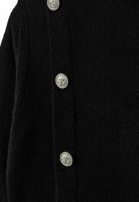 Czarny wełniany płaszcz z srebrzystymi guzikami ozdobionymi kotwicami na froncie, wykonany z teksturowanej tkaniny o prostych, czystych liniach.