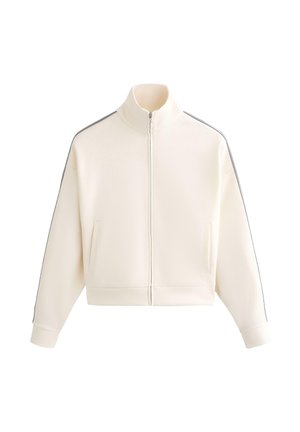 Off-white ritssluiting jas met hoge kraag, lange mouwen, zijzakken en dunne donkere strepen langs de schouders en mouwen.