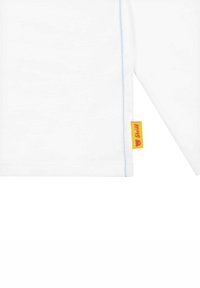 Weißes Baumwoll-T-Shirt mit blauer Naht, das am Saum ein kleines gelbes Etikett mit einem Bärenlogo aufweist. Schlichtes Design mit kurzen Ärmeln.