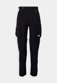 Pantalons cargo noirs en tissu durable, comportant plusieurs poches avant et latérales, une ceinture et un logo sur la poche gauche.