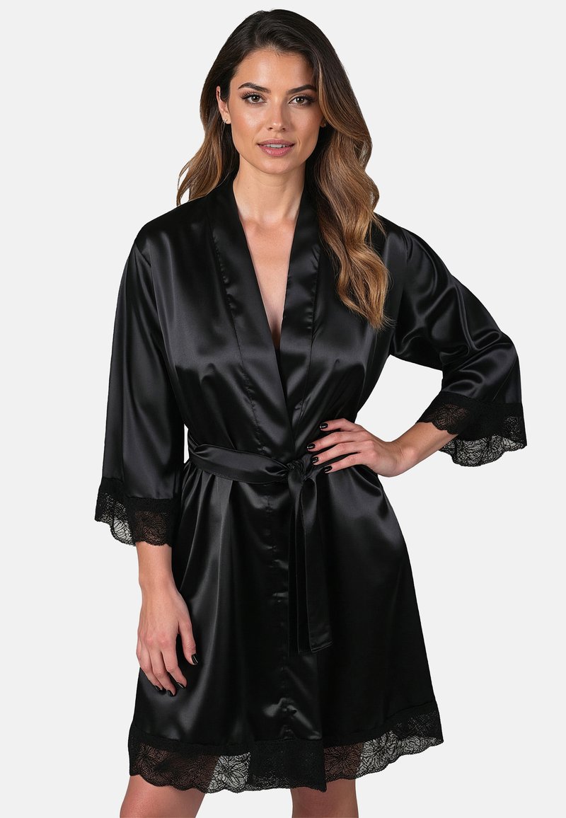 Schwarzer Satin-Bademantel mit einem taillierten Gürtel, dreiviertellangen Ärmeln und schwarzem Spitzenbesatz an den Ärmeln und dem Saum. Glatte Textur und elegantes Design.