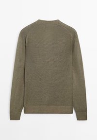 Olivenfarbener Pullover aus weichem Strickstoff; mit langen Ärmeln, einem gerippten Saum und rückseitigen Nahtdetails.