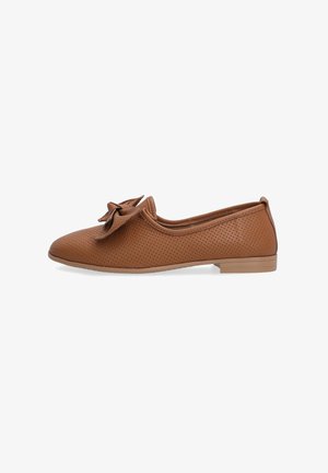 Brązowy perforowany skórzany loafers z akcentem w postaci kokardy, niskim obcasem, okrągłym noskiem i gładką teksturą. Prosty design z minimalnymi detalami.