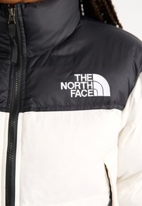 The North Face NUPTSE SHORT JACKET - Piumino - white dune/black