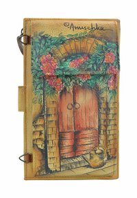 Leren portefeuille met een geschilderd ontwerp van een stenen deur met florale accenten in roze en groen, en een bruine gieter ernaast.