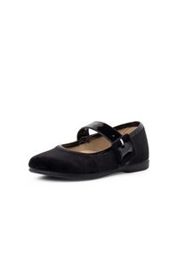 Zapato Mary Jane de ante negro con punta afilada, correa con hebilla brillante y suela de goma plana; textura suave y diseño simple.