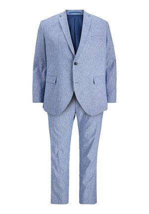 Costume bleu clair en tissu texturé ; présente un revers cranté, une fermeture à un bouton et un pantalon assorti avec une coupe ajustée.