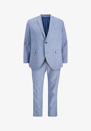 Vaaleansininen puku, joka on valmistettu tekstuuripinnoitteisesta kankaasta; siinä on viistot läpät, yksinäinen nappikiinnitys ja slim fit -housut.