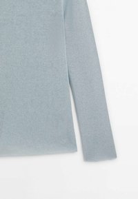 Jasnoniebieski sweter dziany z długimi rękawami, okrągłym dekoltem i teksturowanym, oddychającym materiałem. Brak widocznych wzorów lub metalowych elementów.