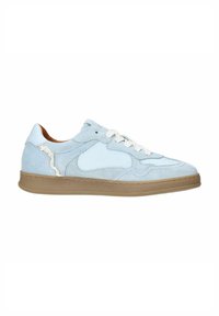 Blauwe suède sneakers met een gestructureerd oppervlak, witte veters en een tan rubberen zool. Beschikt over een ronde neus en versterkte stiksels.