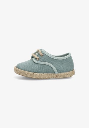 Zapato para niño pequeño de lona azul claro con suela tejida beige y cordones a juego, mostrado de perfil sobre fondo blanco.