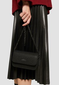 s.Oliver IN SCHIMMERNDER OPTIK - Umhängetasche - schwarz