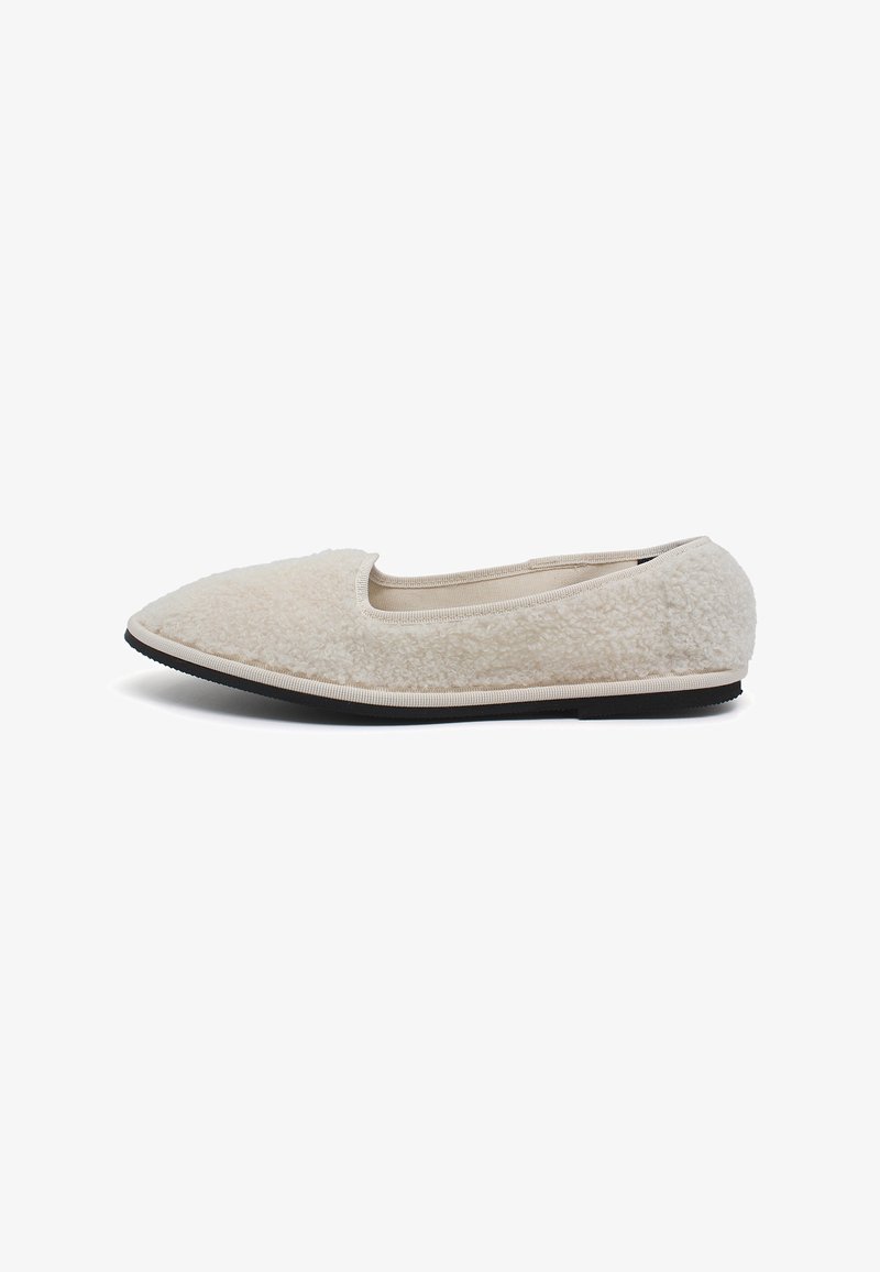 Beige, fluffig textil slip-on sko med en böjd design, gummisula och strukturerad ovansida. Inga synliga detaljer eller accenter.