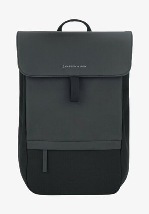 Sac à dos en tissu noir avec fermeture à rabat, doté d'une poche avant, d'une poignée supérieure et le nom de la marque "KAPTEN & SON" en lettres blanches.