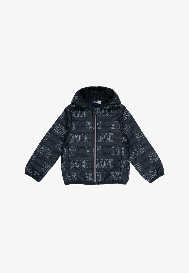 Chaqueta de plumas negra con capucha. Presenta un estampado en toda la superficie con la palabra "RACE" en gris contrastante. Cierre de cremallera, textura acolchada, mangas largas.