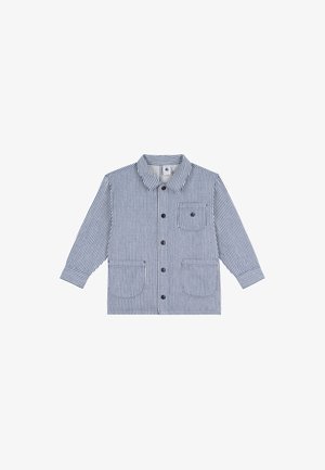 Chemise à manches longues rayée verticalement bleu et blanc, avec col, front à boutons et trois poches, dont une poche poitrine avec un bouton.